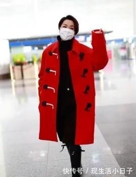 毛绒靴 毛阿敏这次穿老气了,大红色羽绒服搭毛绒靴走机场,57岁很真实!
