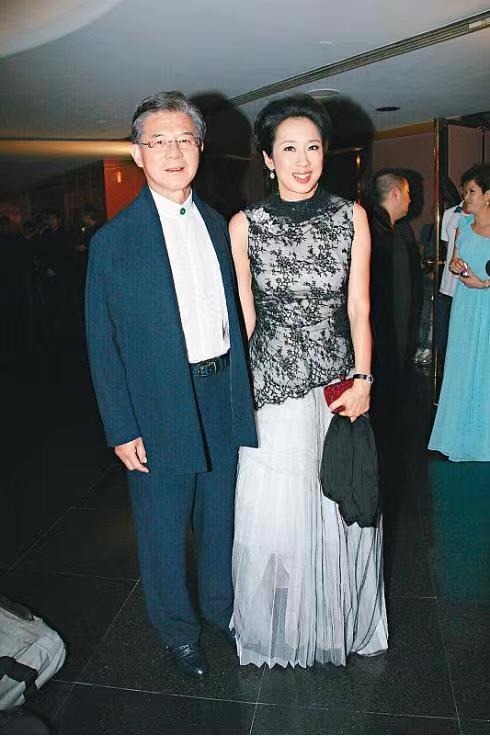 朱玲玲厉害了,一身拼接的黑色蕾丝连衣裙出席活动,女人味十足