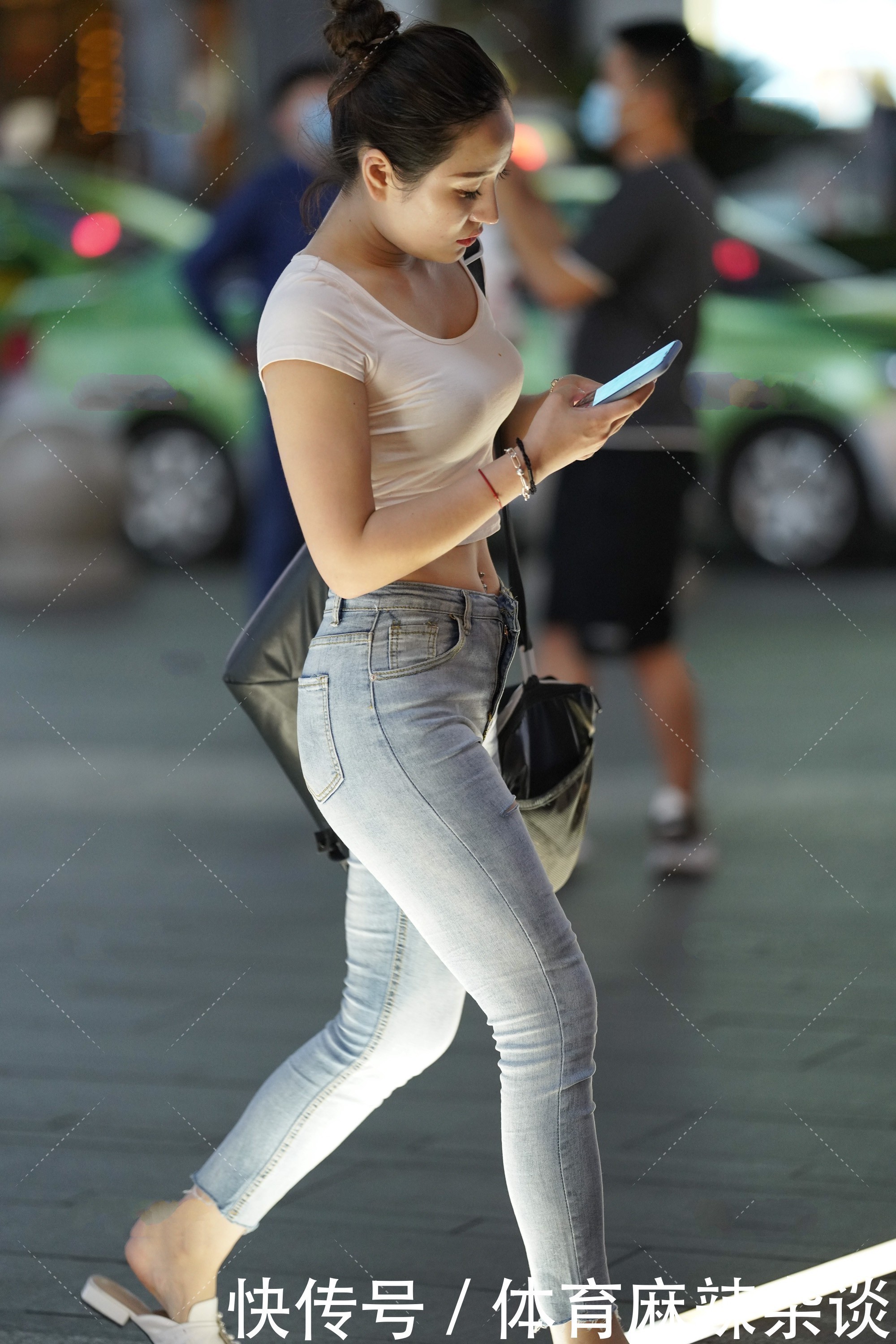 搭配 短款上衣,除了搭配牛仔裤之外,配裙子也是不错的选择