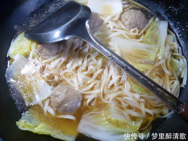  牛肉丸白菜面的家常做法，汤汁鲜浓味道美味，冬天来一碗超暖和