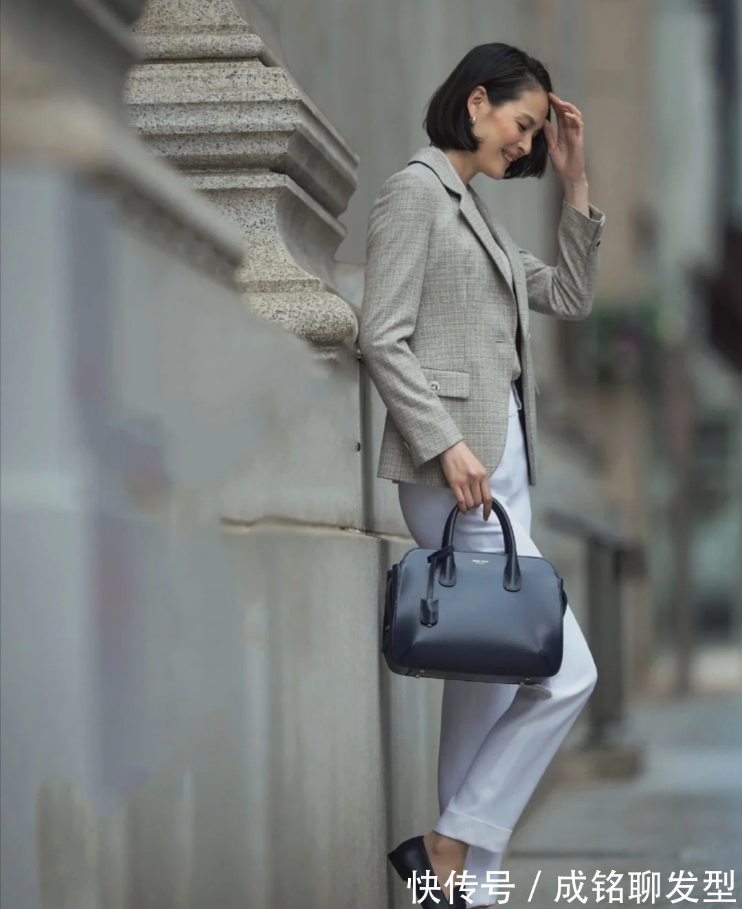 时尚|五十岁的女人别乱穿,这几位姐姐的简约风穿搭,时尚大气又显年轻