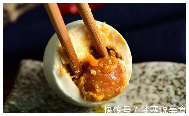 用土方法腌咸鸭蛋，多加1味料，10天就腌好，鸭蛋个个流油