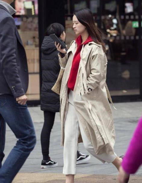 街拍:美女穿着白色连衣短裙,气质高雅成熟,魅力简直爆表了