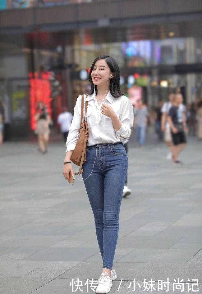 显瘦|初冬穿牛仔裤搭配衬衫,显瘦减龄还有气质,摆脱穿搭烦恼