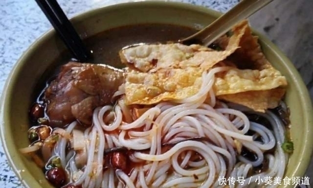 感受|第一次吃螺蛳粉,是什么感受网友的“神评”,让人“笑出腹肌”