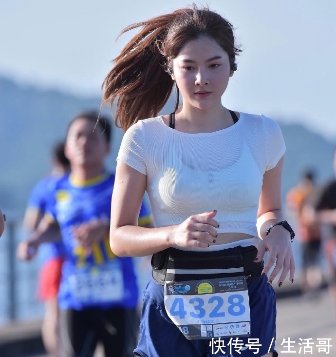 街拍;马尾辫发型怎么弄好看,时尚达人教你怎么变青春靓丽