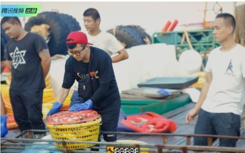 邓超与农民工掰手腕,比赛结束后一个举动引热议,网友:嫌弃就别玩