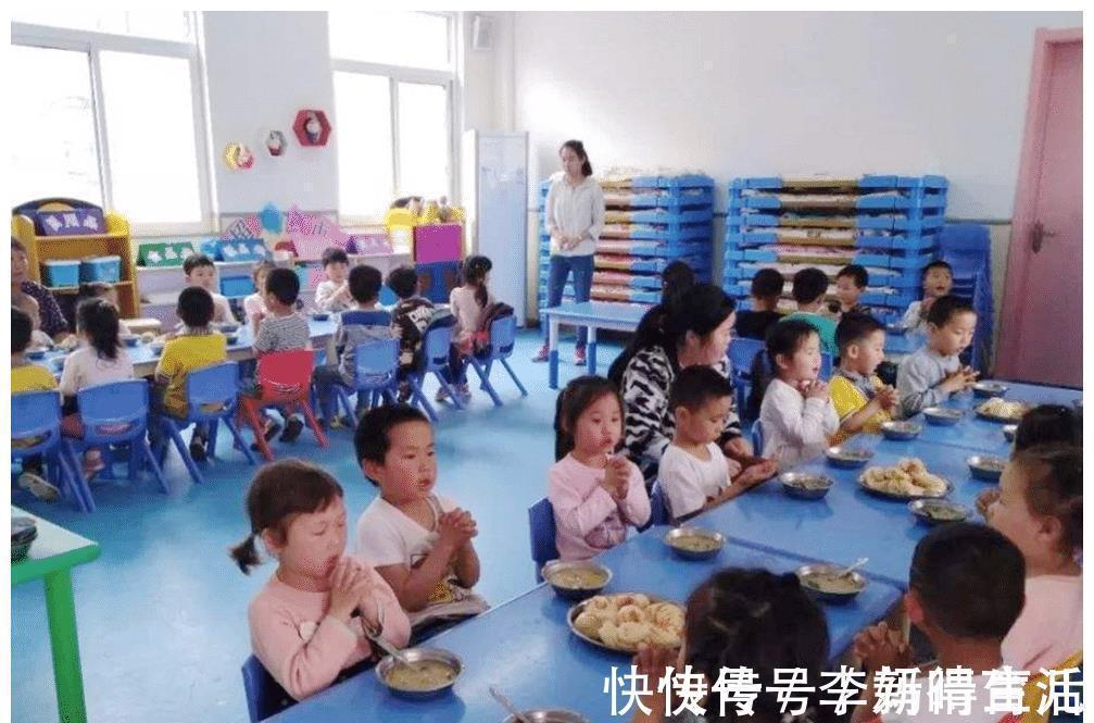 饭菜|女儿总说幼儿园饭菜好吃,妈妈不信去试菜,吃了一口吐在地上