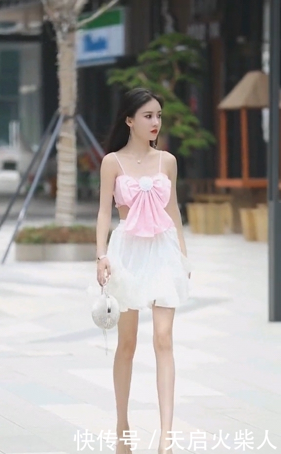街拍粉红蝴蝶结甜心公主,少女气质尽显,可爱穿搭超甜美