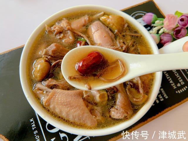 鸡汤|秋季多给家人喝这碗汤，鲜甜美味，营养滋补，越喝越暖！