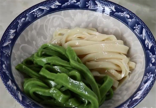 蒸凉皮|不用和面揉面洗面,教你轻松做出陕西特色小吃凉皮,劲道又好吃
