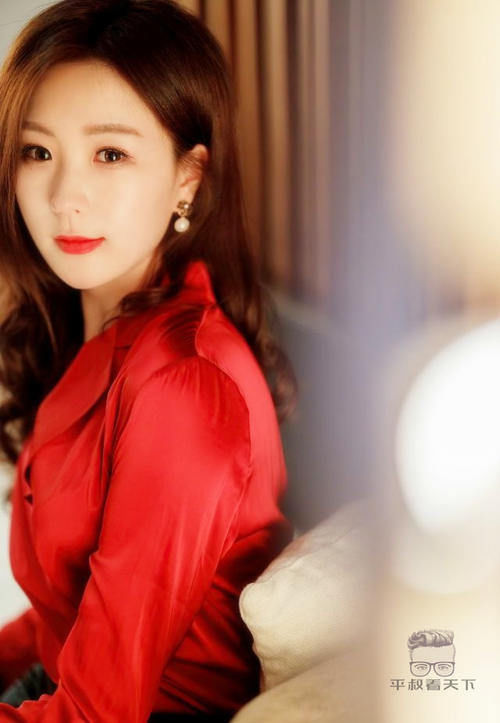 美女穿搭:小姐姐爱穿红色休闲衬衫配紧身黑色开叉裙,性感妩媚,熟女风超吸引人!