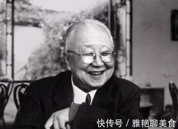 启功先生@启功的润笔费收据上的字迹,也是如此精妙,字字洒脱,率真自然