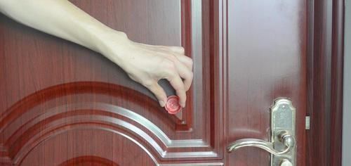 忘记|出门总是忘记带钥匙，只需一个塑料瓶盖，轻松解决大烦恼，学学吧