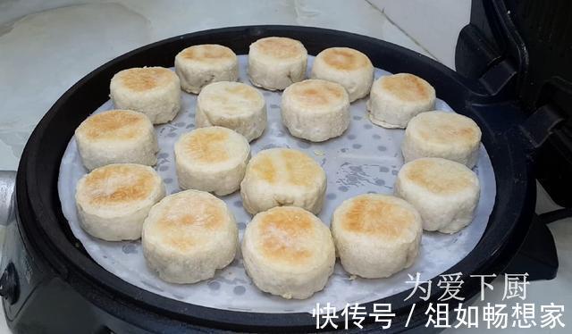 保鲜膜|中秋节别买月饼了，擀杖擀一擀，外皮香酥又掉渣，没烤箱也能成功