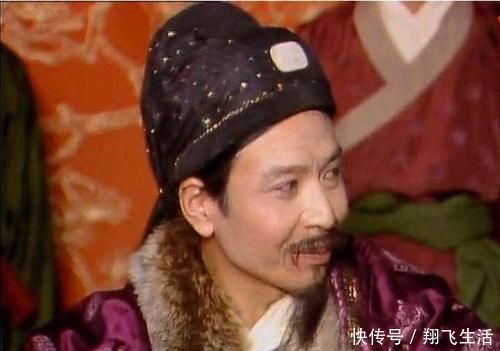 王熙凤&秦可卿的葬礼上,贾珍手里拿了一件不该拿的东西,尤氏太丢脸了