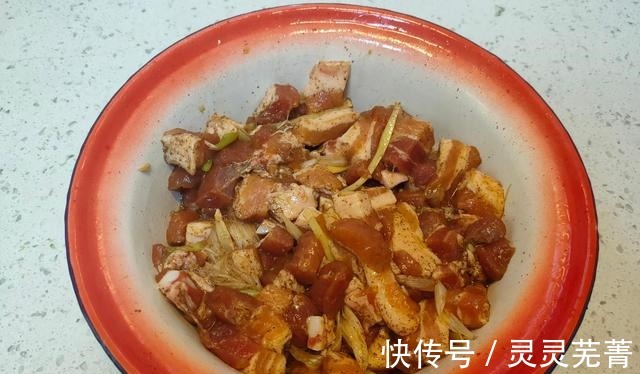 炸酥肉用淀粉还是面粉记住“211”的比例,酥脆好吃不回软!