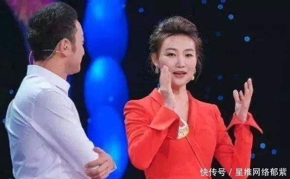 |穿短裤,讲段子,劈叉播新闻:央视主持人的“不正经”,你想不到