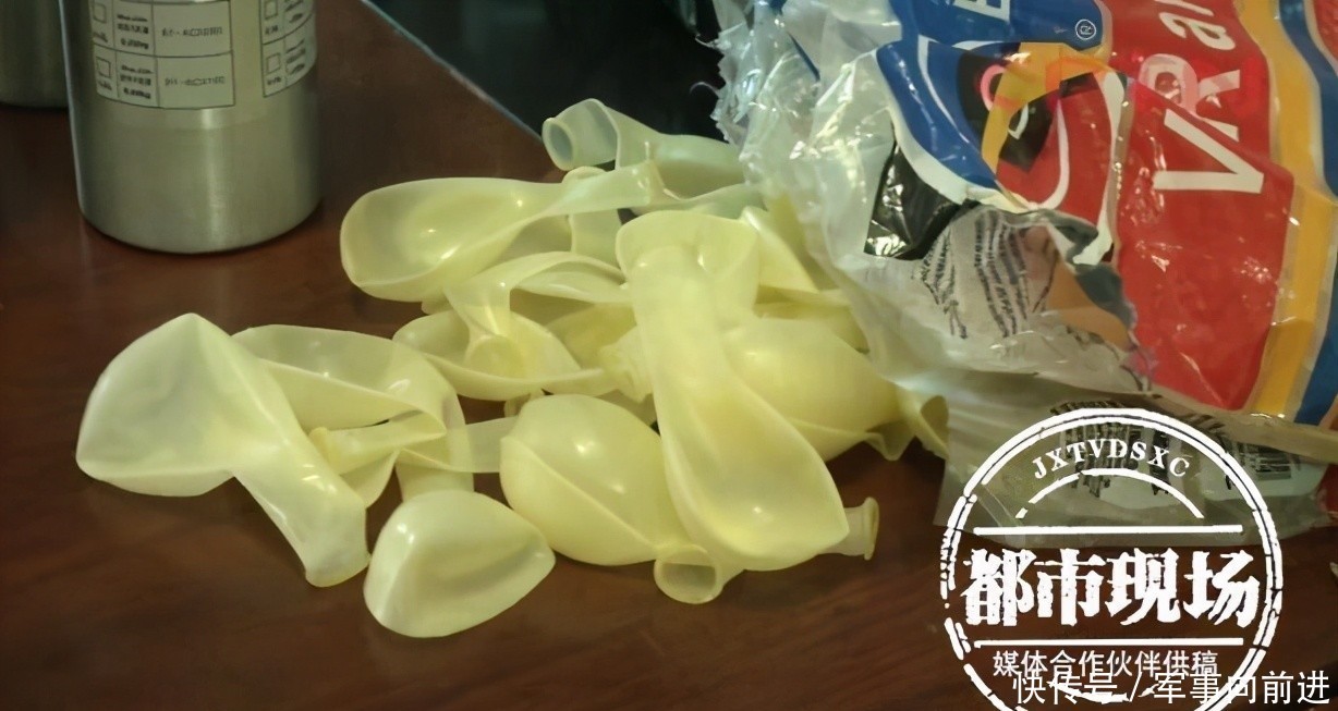 警方夜查,副驾行为诡异,一查发现一后备箱\