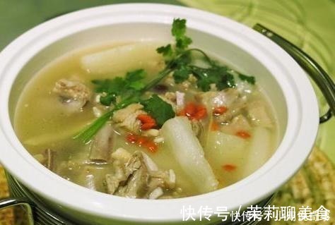 炖羊肉时,香料用不着放太多,只放3样就够了,羊肉鲜美,没膻味