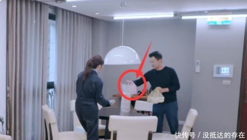 真人秀如演戏?程莉莎给婆婆穿一次性拖鞋,侯佩岑老公租房录综艺