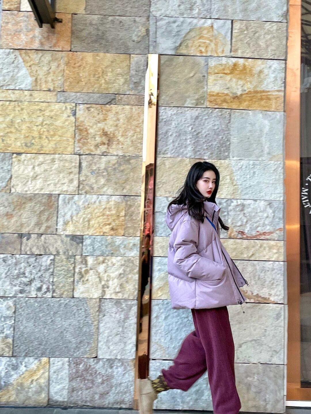 减龄 冬天穿灰色连衣裙更减龄,搭配长款外套保暖又舒适!