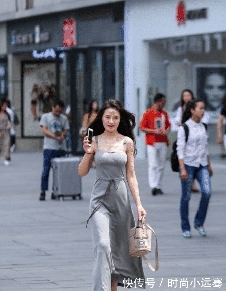 大裙子 穿大裙子虽然美,但也挡不住“风吹”,充满成熟魅力!