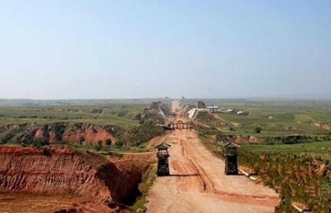 条秦直道|秦始皇当年修的路，为啥2000年来都不长草？下面有什么？