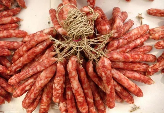 冬天吃腊肠，试试这4种做法，个个都好吃，换着吃不腻，快来学