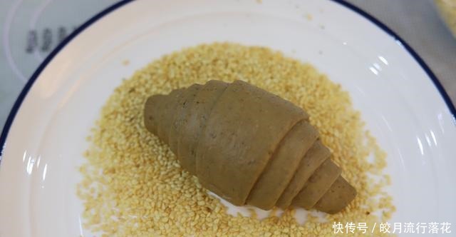 即有着浓浓的咖啡味,又有着黑麦香,日式咖啡黑麦盐面包值得一试