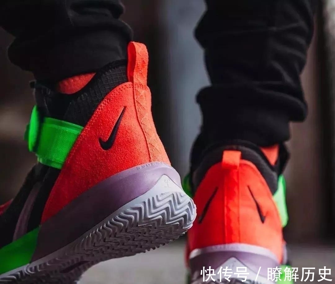 小伙伴们 最新发售的实战球鞋!这新配色也太骚气了吧!
