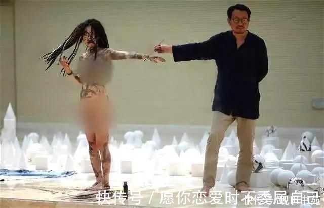 美的@美院教授大秀“人体书法”,当代书法的下限在哪里?