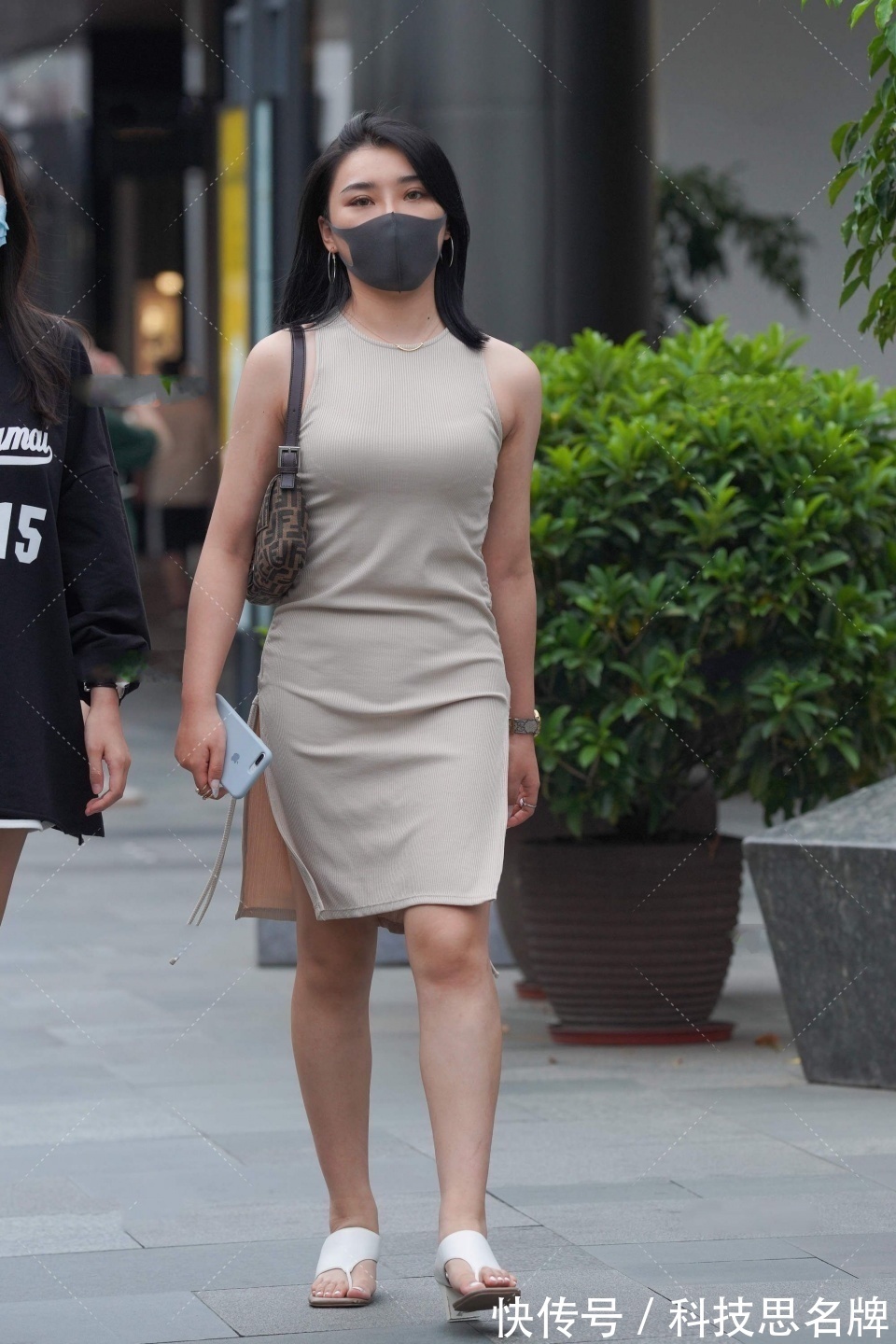 织物 身穿连衣裙的小姐姐,虽然有些微胖,但是她的穿搭很时尚