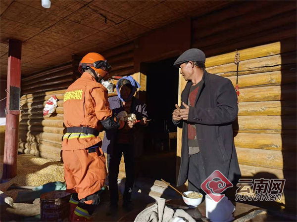 彝族|云南宁蒗5.5级地震｜丽江市森林消防支队救援纪实：把温暖带给灾区群众