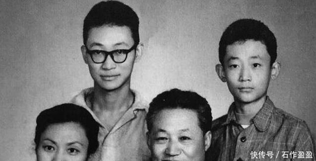 「叶君健」因翻译《安徒生童话》,丹麦女王授他和安徒生同样的奖