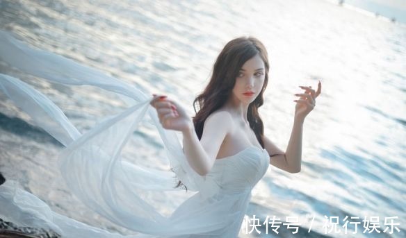 s德妹COS《巫师》时空之女希里:肤白貌美的女术士