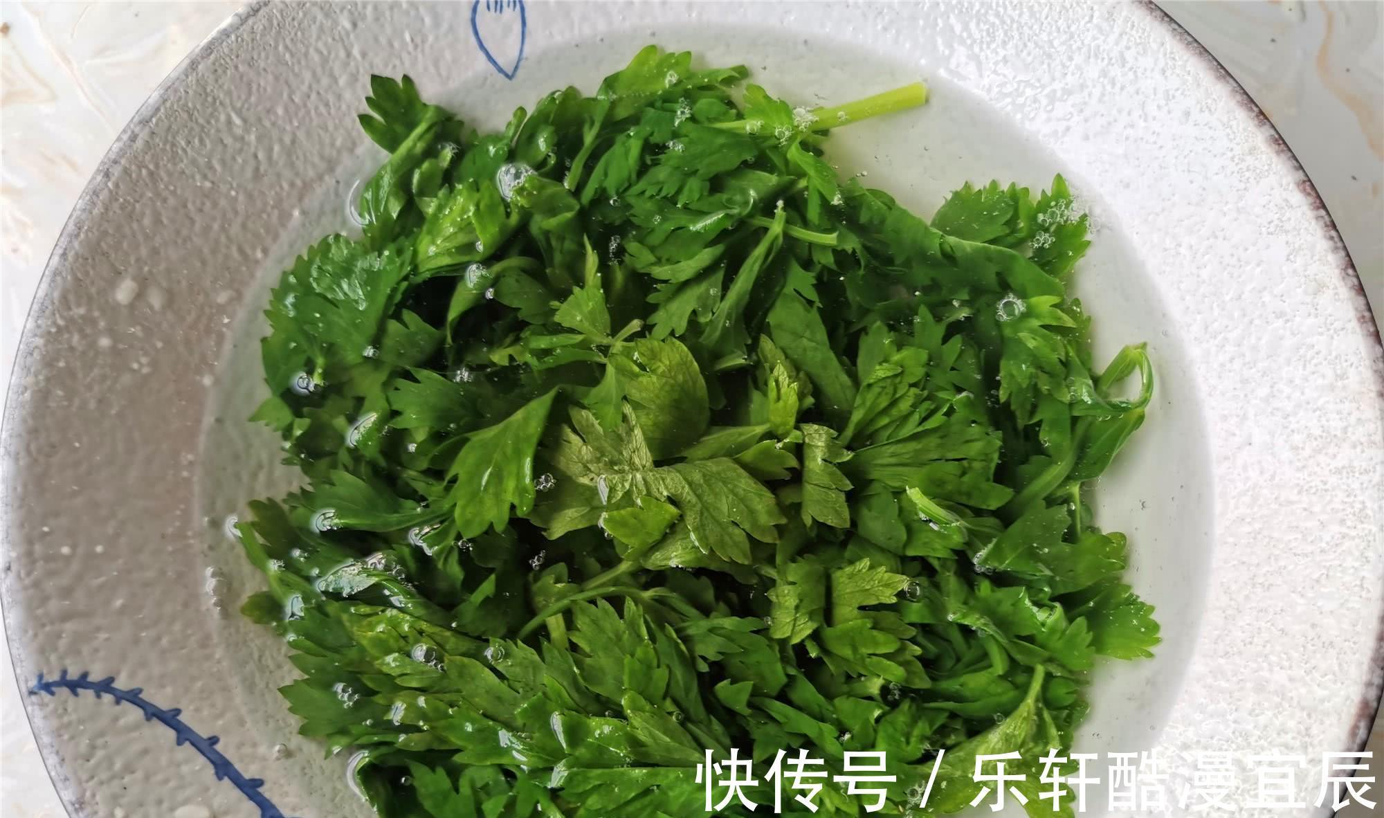 玉米面|我家此菜叶子从不扔,这样做完上桌就扫光,营养好吃,低脂还不胖