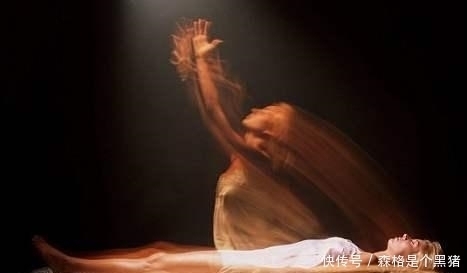 画家出车祸“昏死”后,仿佛看到另一个世界,被画下后让人心慌