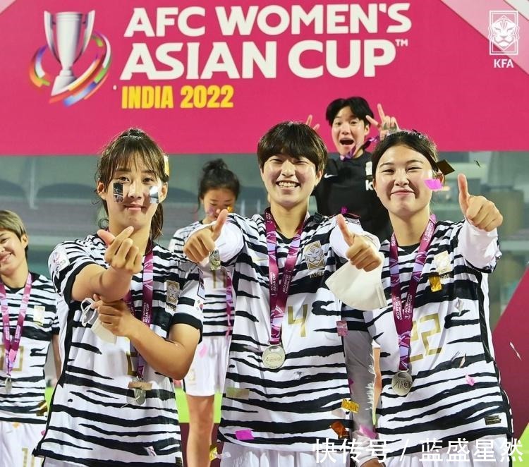 韩国女足|依然微笑创造最佳战绩,韩国女足赛后愉快合影留念!