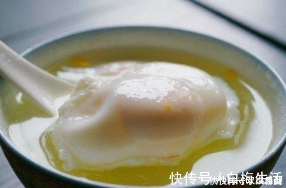 散花|做水煮荷包蛋，水开下锅是不对的！学会这个诀窍，鸡蛋圆嫩不散花
