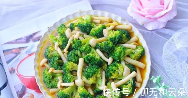 西蓝花炒白玉菇|家常西蓝花炒白玉菇,味道清淡又鲜美,大人小孩都爱吃!