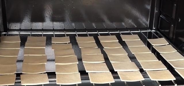 豆腐皮最好吃的新做法，盐水一泡，烤一烤，无油健康，个个鼓大泡