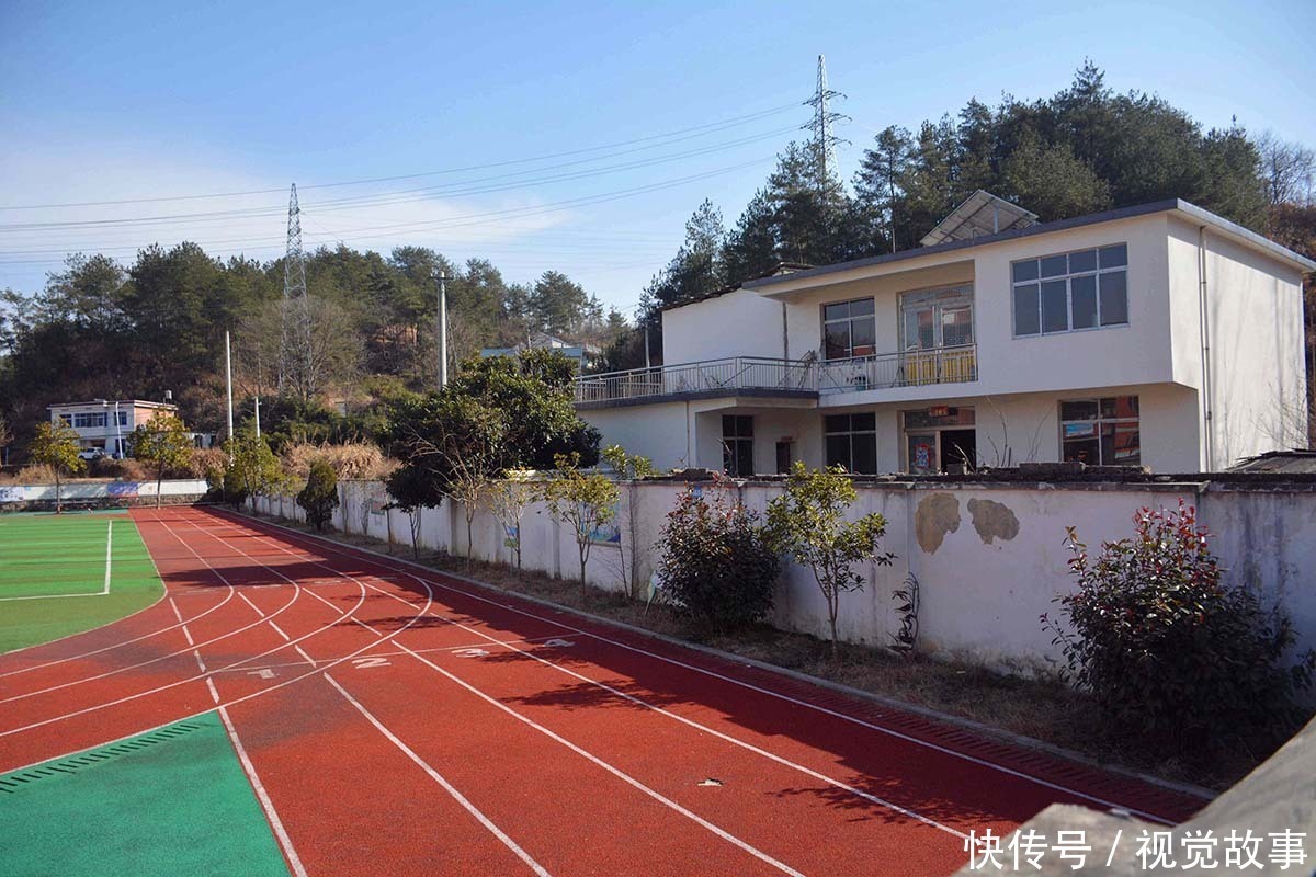 山区小学墙上挂大学校训,很多外乡小孩前来就读,看看啥情况