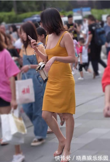 吊带连衣裙|黄色大V领连衣裙搭配透明凉鞋,宽松舒适,青春减龄