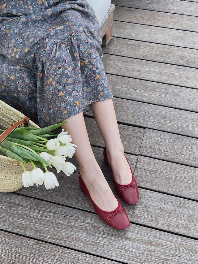 高跟鞋 秋季,穿什么鞋才洋气,今年流行穿“羊皮”粗跟平底鞋,舒适优雅