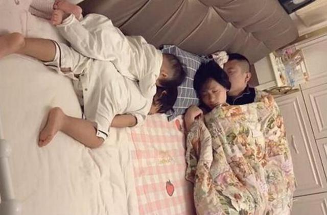 父母|一家四口睡觉的照片火出圈,网友笑翻:父母是真爱,孩子是意外