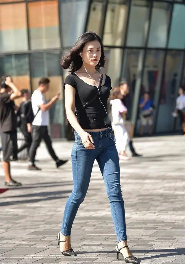 纯银色|时尚牛仔打底裤搭配甜美上衣,修身加细腿,打造比较复古风格