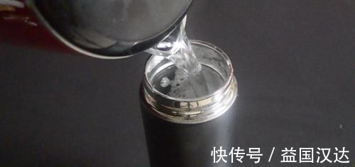 秘招|保温杯脏了不好洗?教你用一秘招,洗完就和新买的一样干净,很实用