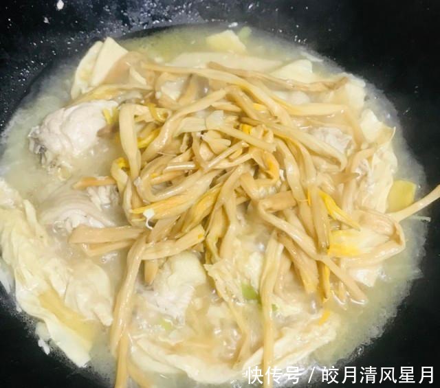 鸡肉焖腐竹,肉质鲜嫩,下酒下饭都不错