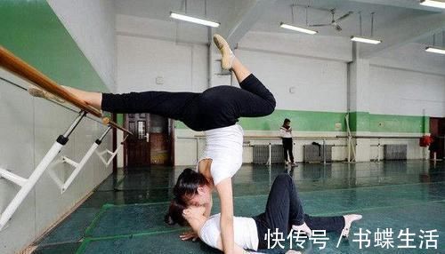犯错|6岁女孩自学舞蹈,当做到这个动作时,宝妈红着脸制止了孩子